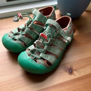 Keen Newport H2 - Cockatoo/Coral Color. Size 13